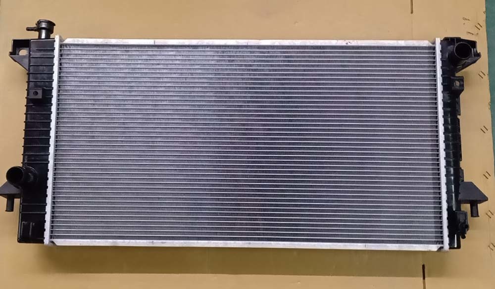 F-150 5.4L V8 09-14 at Auto Parts Cooling System Water Tank Aluminum Radiator Wholesale
