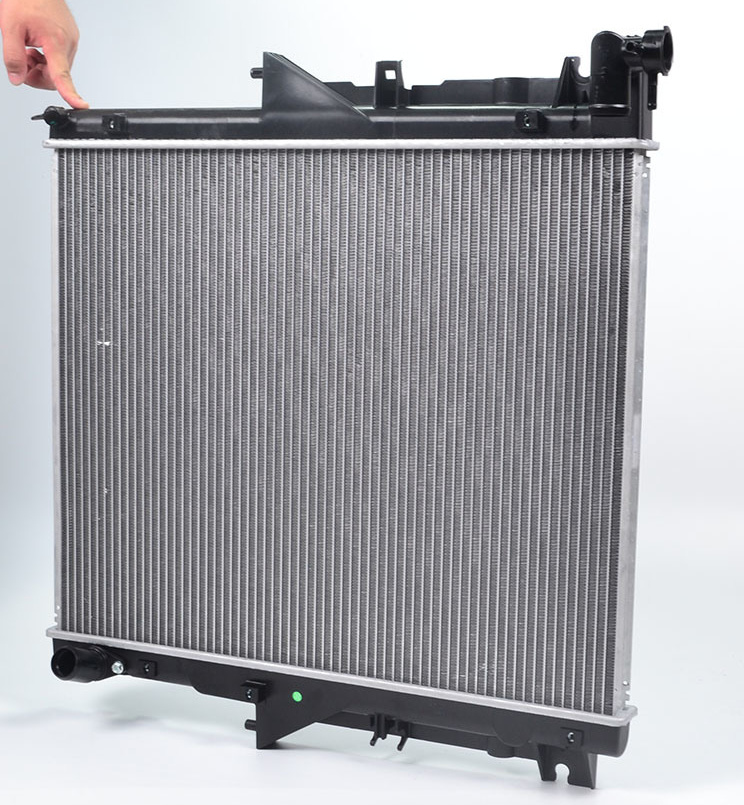 High-Quality Auto Aluminum Parts Radiator for Mitsubishi L300 (4N15) Mt