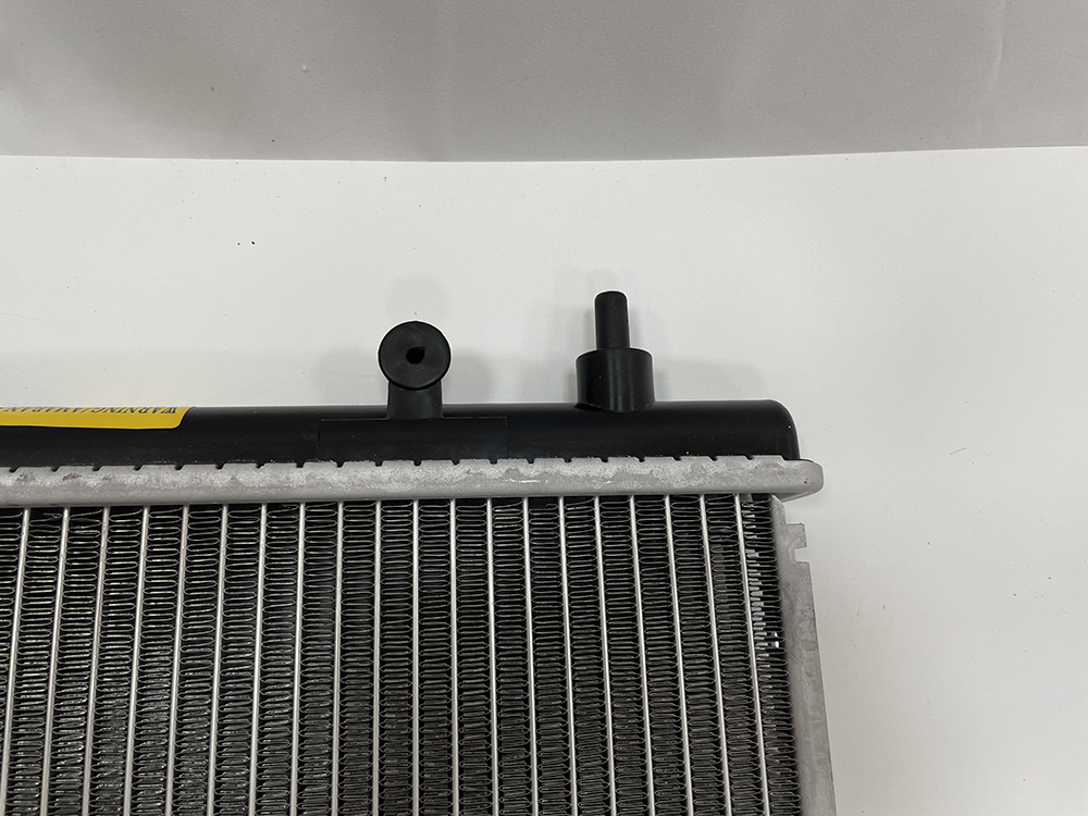 China Manufacturer Sells Auto Aluminum Parts Radiator for Nissan Tiida 21460-Qd500