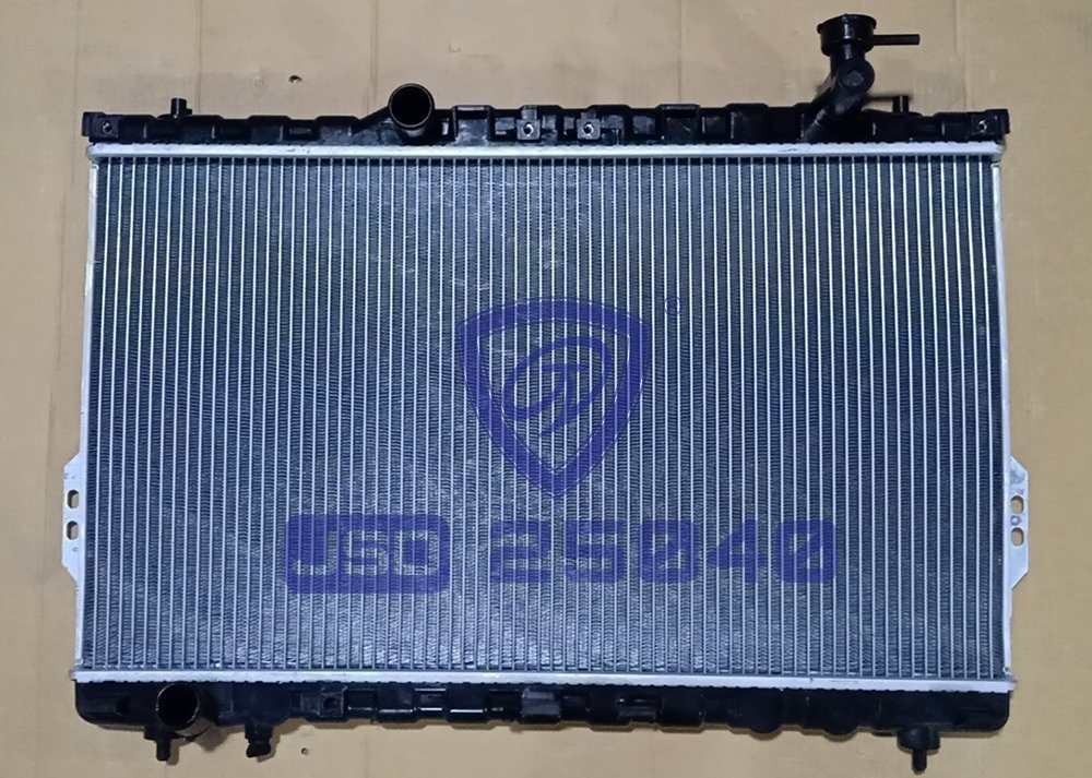 Santafe 01-04 Mt Auto Cooling System Parts Aluminum Water Tank Radiator OEM 25310-26000 China Wholesale
