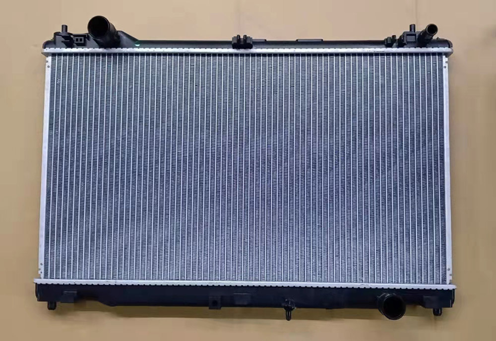 High Quality Aluminum Auto Parts Water Tank Radiator for Toyota Is250 2.5L V6 15 at