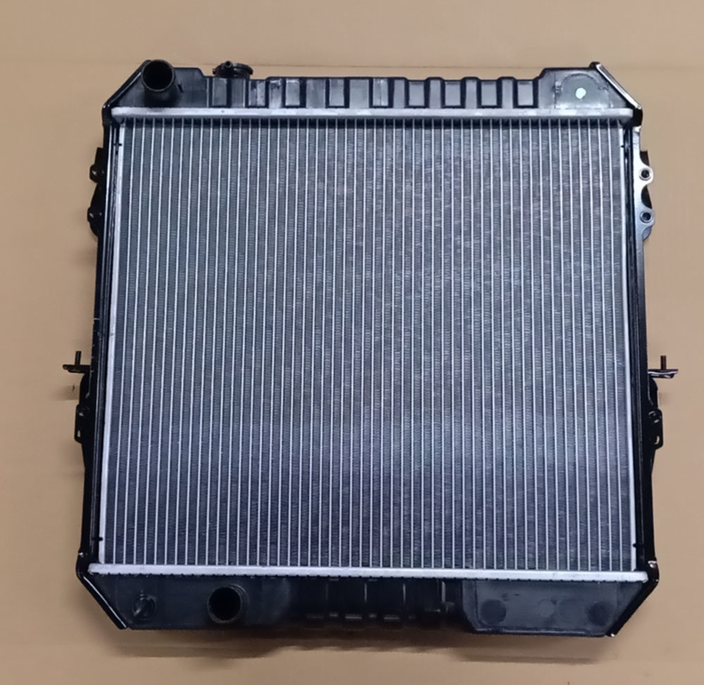 Hilux 2.4/3.0 89 Mt Auto Accessories Aluminum Water Tank Radiator China Wholesale