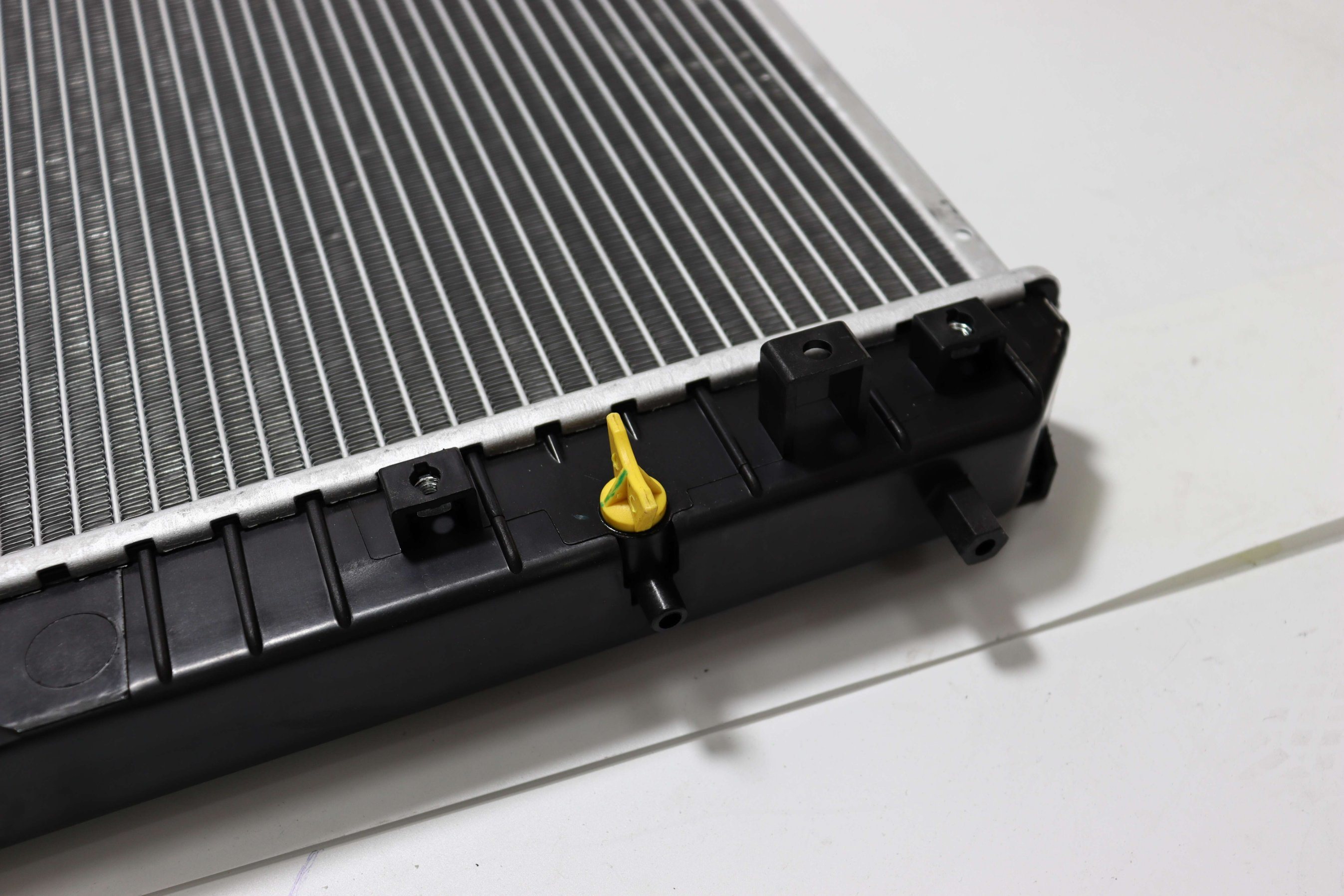 Auto Spare Parts Aluminum Radiator OEM 95663243/96553378 for Excelle 03-Mt Automobile Cooling System