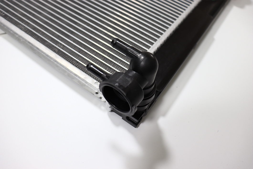 Auto Spare Parts Cooler System Car Accessories Radiator Car Parts for Toyota Sienna