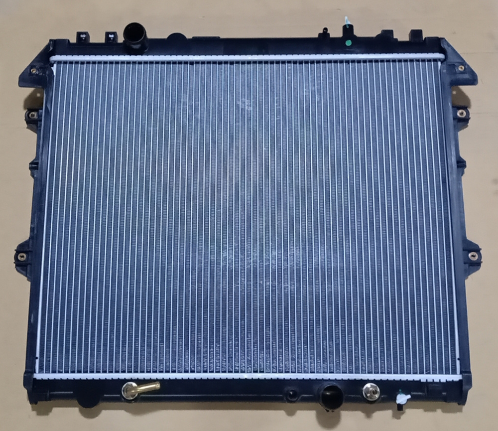 Manufacturer Auto Cooling System Aluminum Parts Water Tank Radiator for Hiace 05-Mt