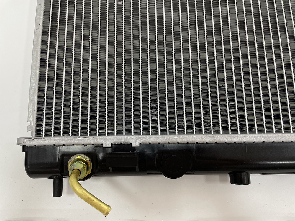 China Manufacturer Sells Auto Aluminum Parts Radiator for Nissan Tiida 21460-Qd500